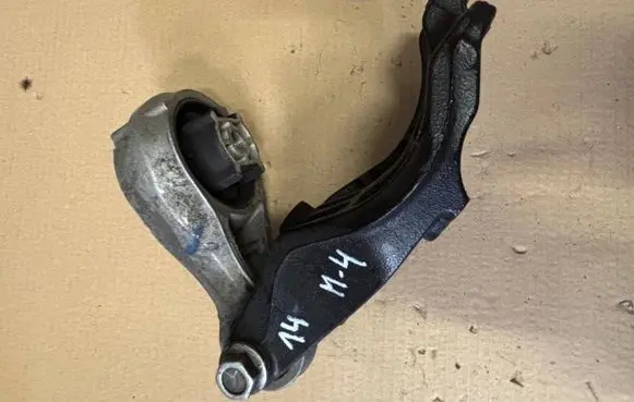 Mini One - Cooper Coupe R56 Gearbox mount 9805988