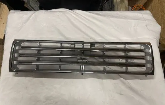 Mitsubishi Pajero Front bumper upper radiator grill