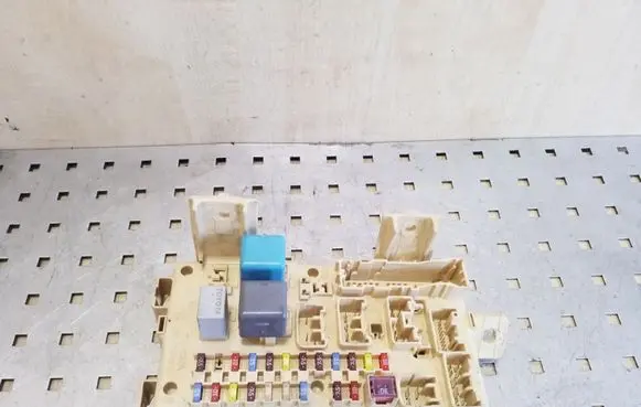 Toyota Corolla Verso AR10 Fuse box cover 892210F020