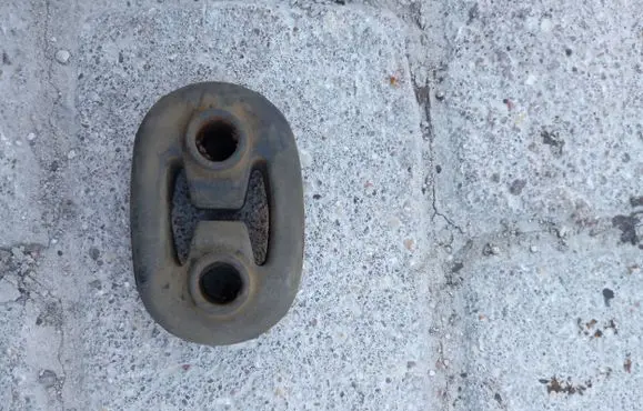 Fiat Freemont Muffler mount bracket/holder 05105110AB