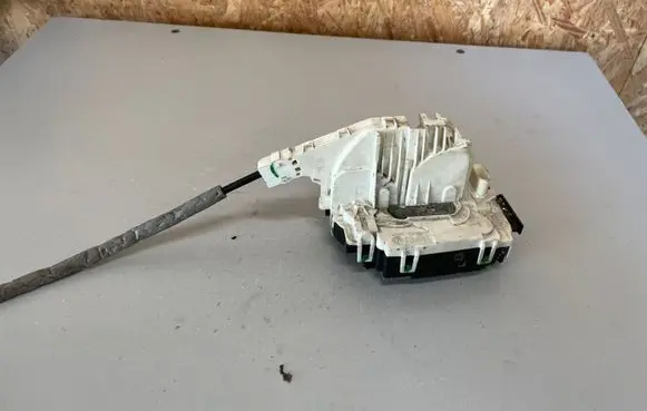 Mercedes-Benz CLS C218 X218 Rear door lock A2047302735