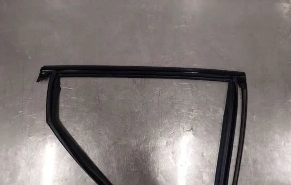 Audi Q7 4M Rubber seal rear door window/glass 4M0853764C