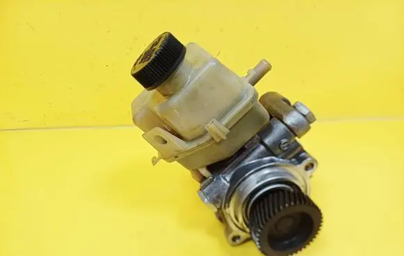 Mazda 5 Power steering pump 