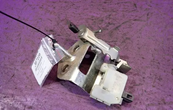 Skoda Octavia Mk2 (1Z) Front door lock loop/hook striker 