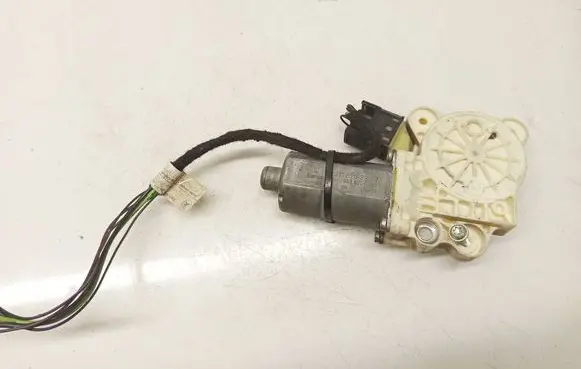 Mercedes-Benz E W211 Front door window regulator motor 0130821970