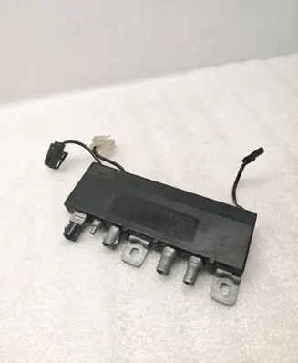 BMW 7 E38 Aerial antenna amplifier 8352774 65258352774