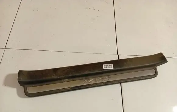 Front sill trim cover