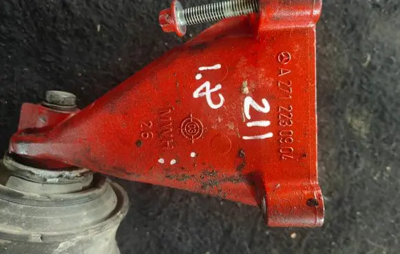Mercedes-Benz E W211 Engine mounting bracket A2712230904