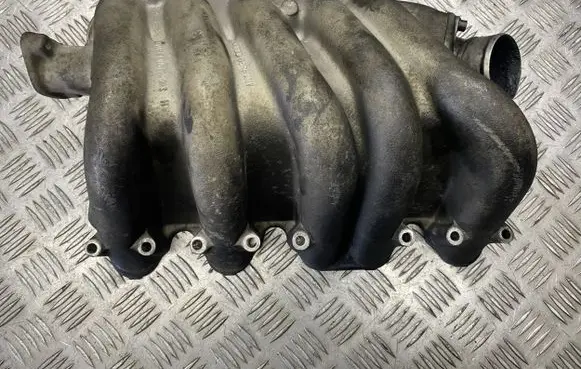 Audi A6 S6 C4 4A Intake manifold 046129713