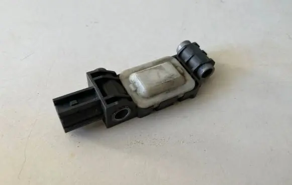 Audi A3 S3 8P Airbag deployment crash/impact sensor 8E0959651A 130505 010988