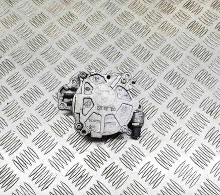 Volkswagen Tiguan Vacuum pump 03L145100F