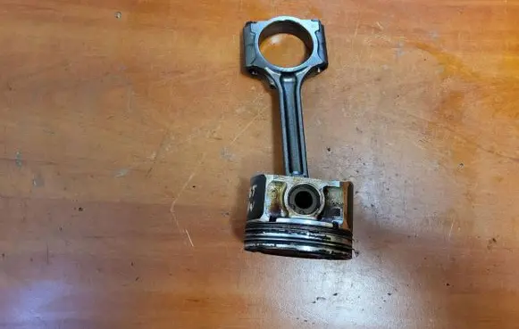 Nissan Juke I F15 Piston with connecting rod MR16