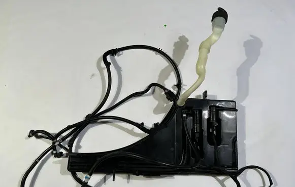 Maserati Quattroporte Windshield washer fluid reservoir/tank 670001648