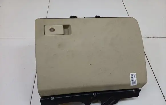 Volkswagen PASSAT CC Glove box 
