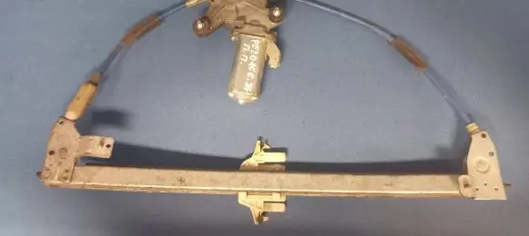 Peugeot 406 Front door window regulator motor 9615036880