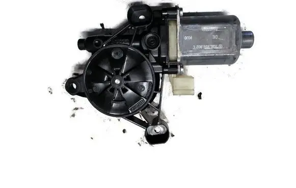 Volkswagen Golf VII Front door window regulator motor 0130822076