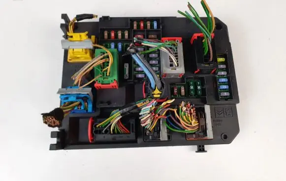 Peugeot 508 Fuse module 9664992380