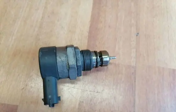 Volvo XC70 Fuel pressure regulator 0281002712 30777576 30685161