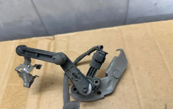 Mercedes-Benz C W206 Rear height level sensor lever A0009053713 A2069057904