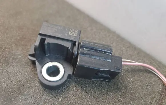 Dacia Sandero III Airbag deployment crash/impact sensor 988307904R 03182022 MA29022313