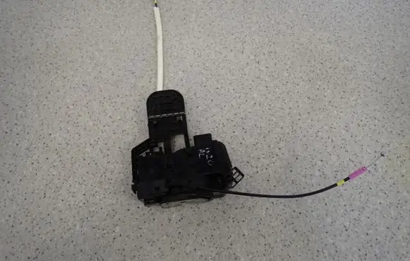 Hyundai ix20 Rear door lock 
