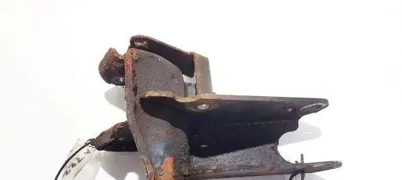 Volvo S40, V40 Engine mounting bracket
