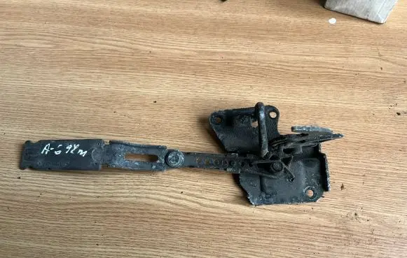 Audi A6 S6 C5 4B Engine bonnet/hood lock/latch loop/hook 4B0823480C