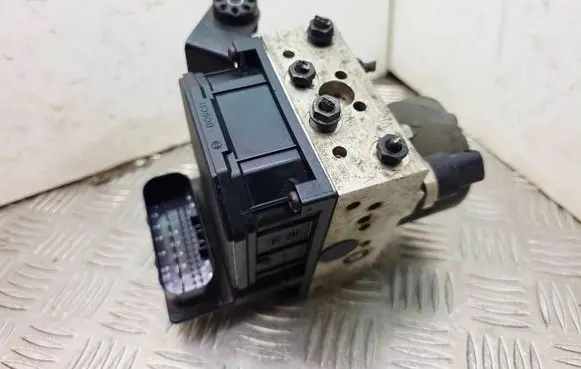 BMW 5 E39 ABS Pump 6758971 34526758971 0265950002