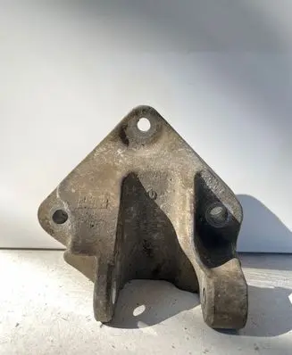 Engine mounting bracket