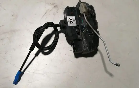 Chevrolet Cruze Front door lock 13578277