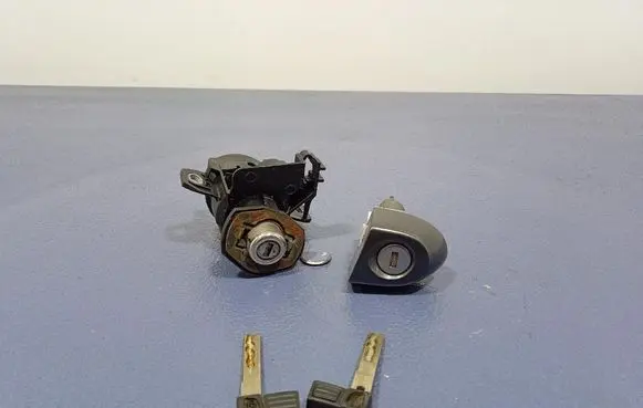 BMW X3 E83 Front door lock 