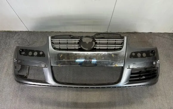Volkswagen Jetta V Front bumper Z1472