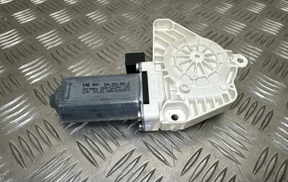 Volkswagen PASSAT B8 Front door window regulator motor 5Q4959802B