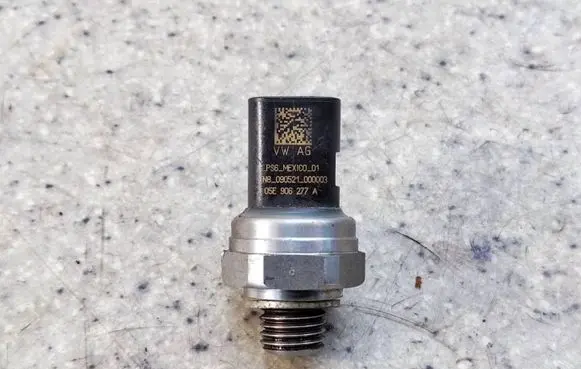 Skoda Octavia Mk4 Oil pressure sensor 05E906277A