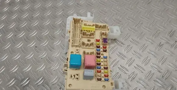 Toyota Corolla Verso AR10 Fuse module 892210F010 08031315391702