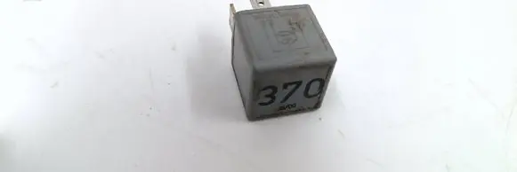 Volkswagen PASSAT B5 Other relay 8D0951253 V23132E52X300