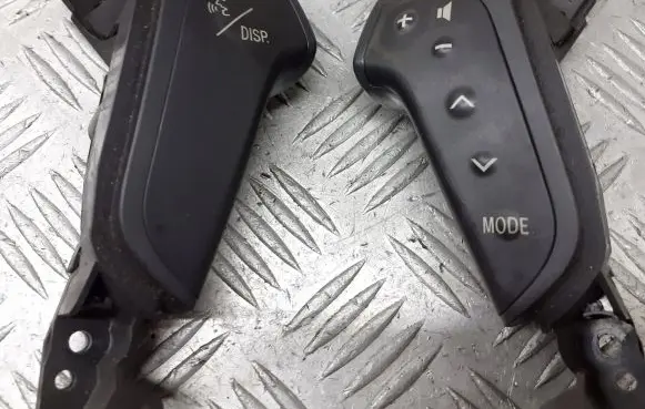 Toyota Avensis T250 Steering wheel buttons/switches 75B070