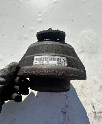Engine mount bracket
