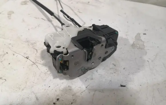 Opel Insignia A Front door lock 13503150