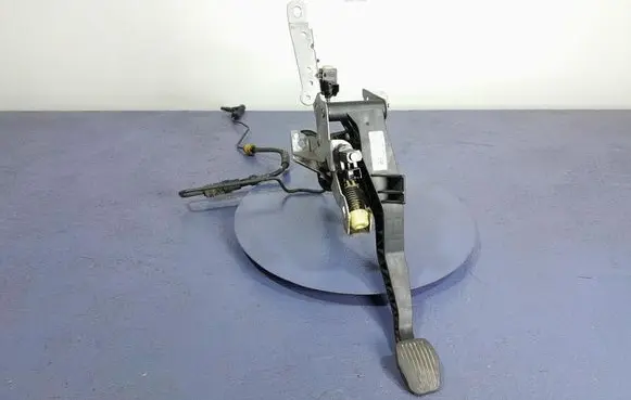 Accelerator throttle pedal