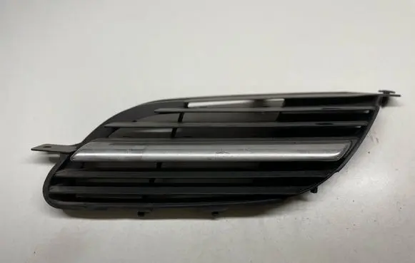 Nissan Almera Tino Front bumper upper radiator grill 62330BU00