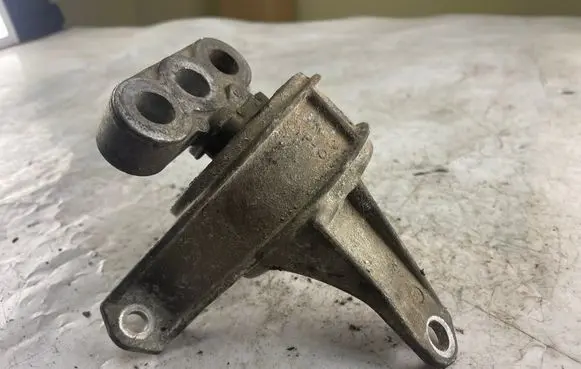 Opel Zafira A Engine mount bracket 9053854