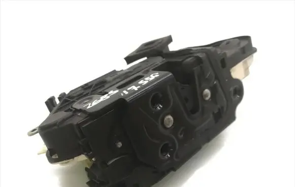Volkswagen Golf VI Front door lock 5K2837016B