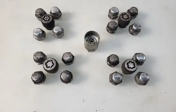 Nissan Qashqai Anti-theft wheel nuts and lock 
