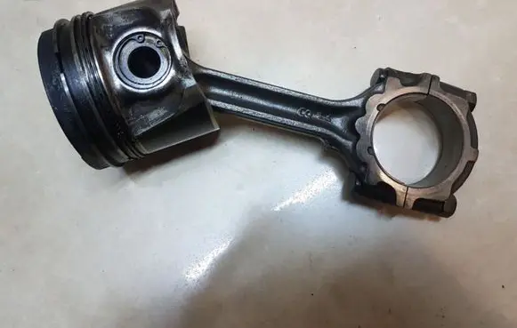 Nissan X-Trail T30 Piston with connecting rod