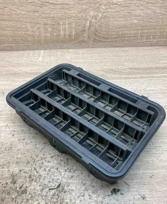 BMW X3 E83 Quarter panel pressure vent 8377280