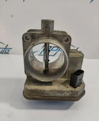 Volkswagen Caddy Throttle valve 038128063J