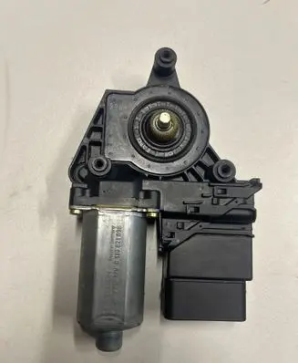 Volkswagen PASSAT B5.5 Rear door window regulator motor 9776105407301 F005S00060