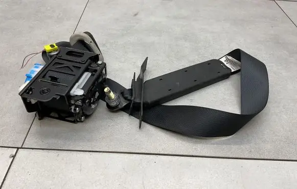 Nissan X-Trail T32 Front seatbelt 
