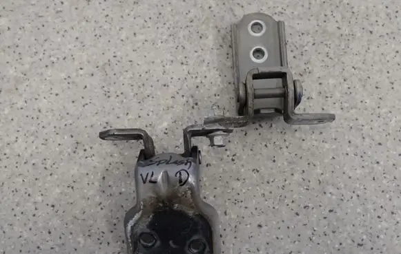 Suzuki Splash Front door hinge set 